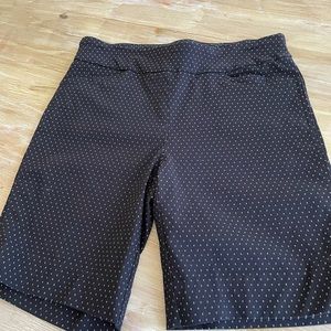 Ladies stretch Bermuda shorts. Size medium, inseam 9 in.
